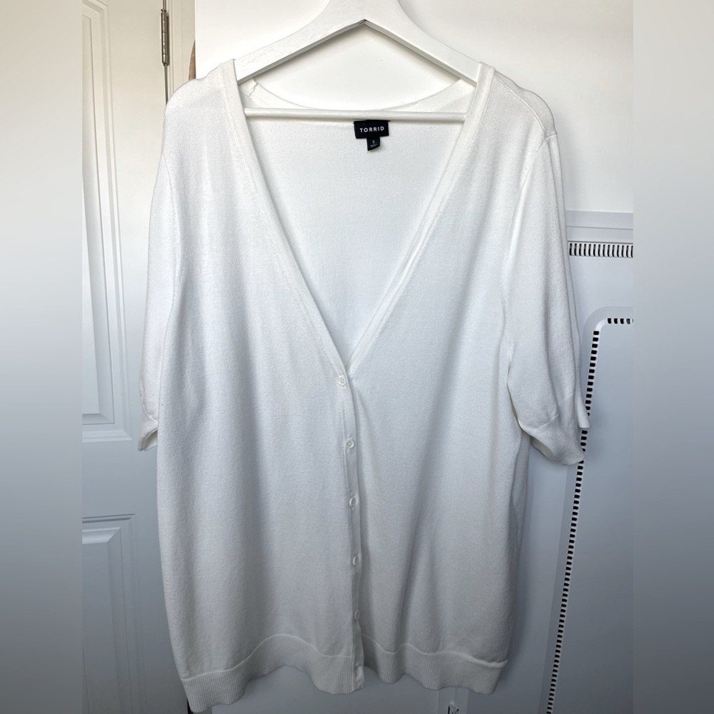 Torrid brand short sleeve cardigan in off white. Plus size torrid sizing 3.